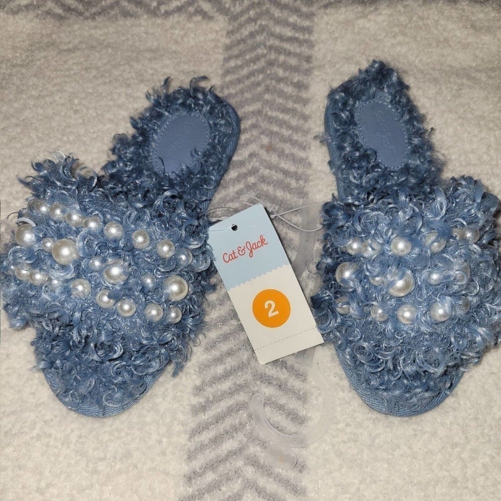NWT Girls Blue fuzzy pearl Slippers size 2